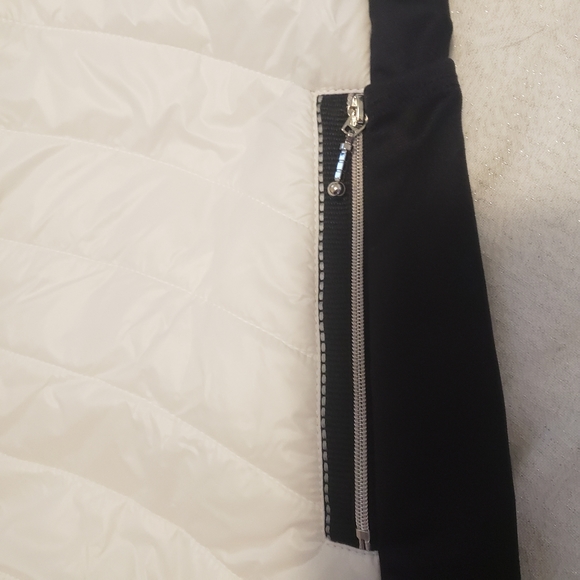 NWT Raison D'etre White & Black Vest w/ Hood - Picture 6 of 7